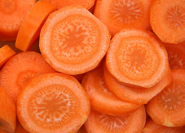 carrot slices - snijden fotos stockfoto's en -beelden