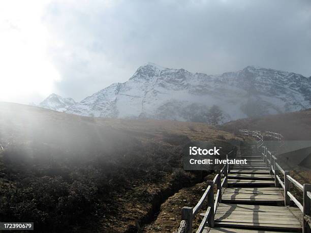 Pasaje De Madera En La Niebla Conduce A La Montaña Nevada Del Dragón De Jade Foto de stock y más banco de imágenes de La mañana