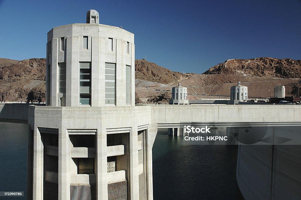 Hoover Dam e a torre de entrada. - Foto de stock de América do Norte royalty-free