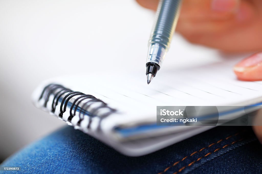 Escribiendo en el cuaderno de notas primer plano - Foto de stock de Artículo de papelería libre de derechos