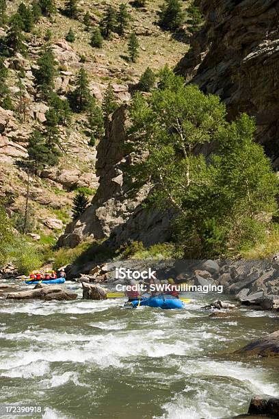 Spłyń Kajakiem Po Rwącej Rzece W Clear Creek Canyon - zdjęcia stockowe i więcej obrazów Rafting rzekami górskimi