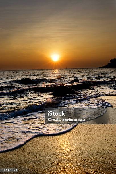 Photo libre de droit de Coucher De Soleil Sur La Plage banque d'images et plus d'images libres de droit de Baie - Eau - Baie - Eau, Caillou, Catalogne