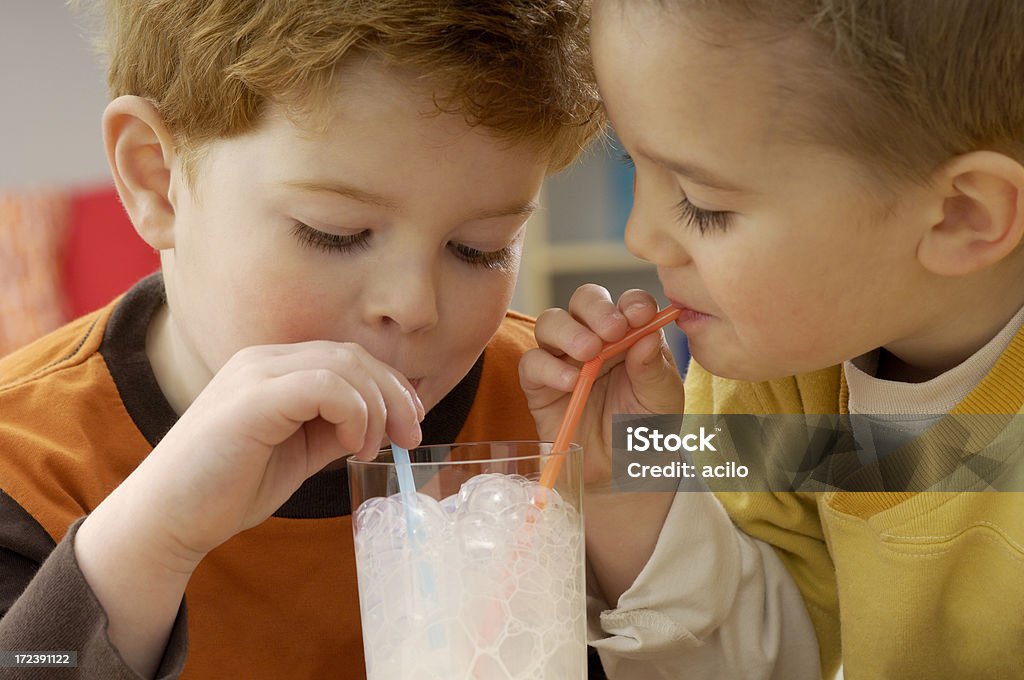 Trinkt Milch - Lizenzfrei Strohhalm Stock-Foto