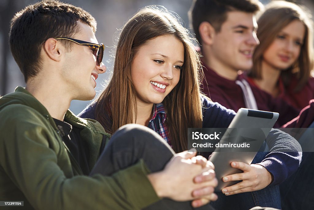 Joven y feliz urban Personas divirtiéndose con tableta digital - Foto de stock de Actividades recreativas libre de derechos