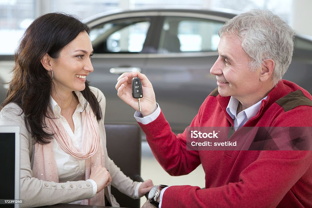 Pareja compra de coche - Foto de stock de 40-49 años libre de derechos