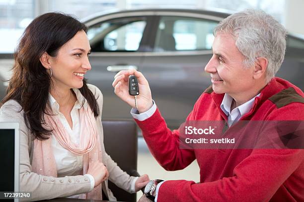 Pareja Compra De Coche Foto de stock y más banco de imágenes de 40-49 años - 40-49 años, Acuerdo, Adulto