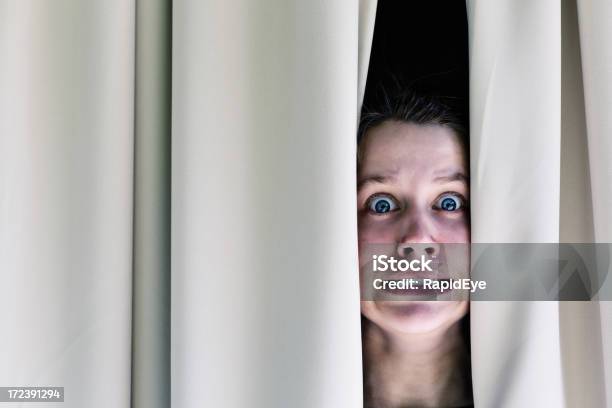 Panikkranken Jungen Frau Blick Durchs Fenster Grimassieren In Terror Stockfoto und mehr Bilder von Angst