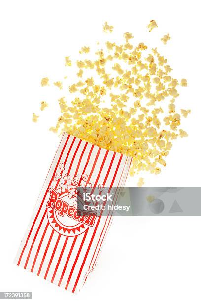 Popcorn Versato - Fotografie stock e altre immagini di Pop corn - Pop corn, Rovesciare, Sfondo bianco