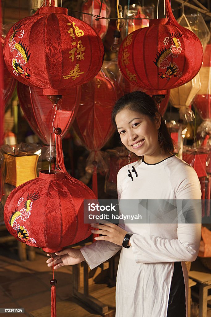 Joven mujer mostrando faroles en una seda Hoi city, Vietnam - Foto de stock de Adulto libre de derechos