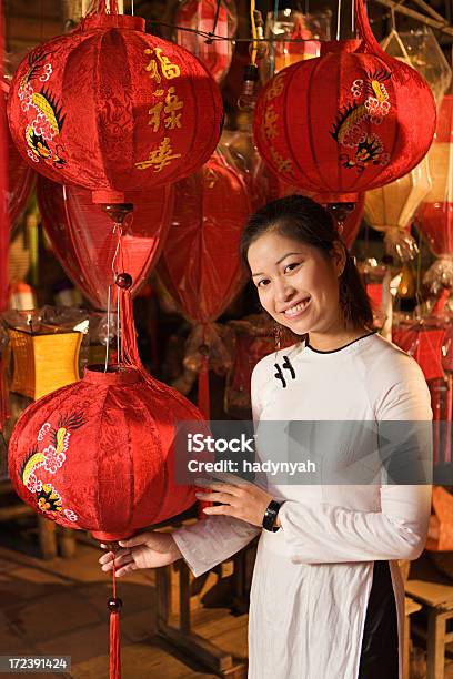 Jovem Mulher Mostrando Seda Lanterns De Hoi Uma Cidade Vietname - Fotografias de stock e mais imagens de Adulto