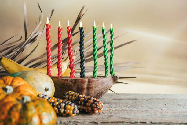 kwanzaa, fête africaine kwanzaa avec décoration de sept bougies aux couleurs rouge, noir et vert, récolte de légumes, maïs. bannière de carte de vœux. joyeux kwanzaa - kwanzaa photos et images de collection