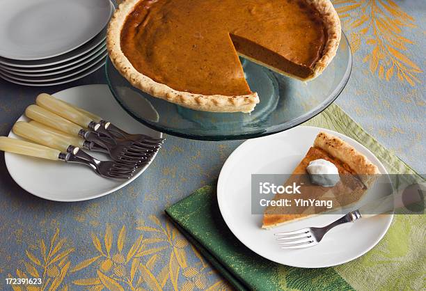 Tarte De Abóbora Com Natas Batidas - Fotografias de stock e mais imagens de Assado no Forno - Assado no Forno, Batido - Modo de Preparação de Comida, Comemoração - Evento