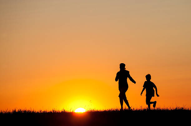 silueta de la madre y niño corriendo - child running playing tag fotografías e imágenes de stock