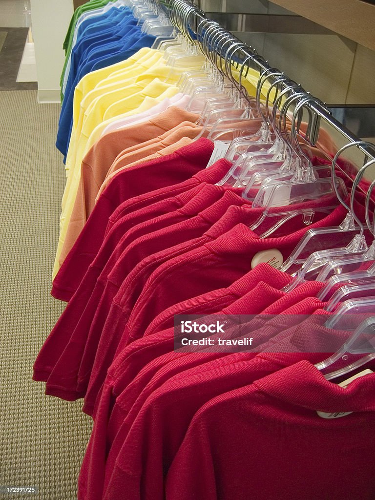 Variedade de camisas para homens na loja upscale - Royalty-free Algodão Foto de stock