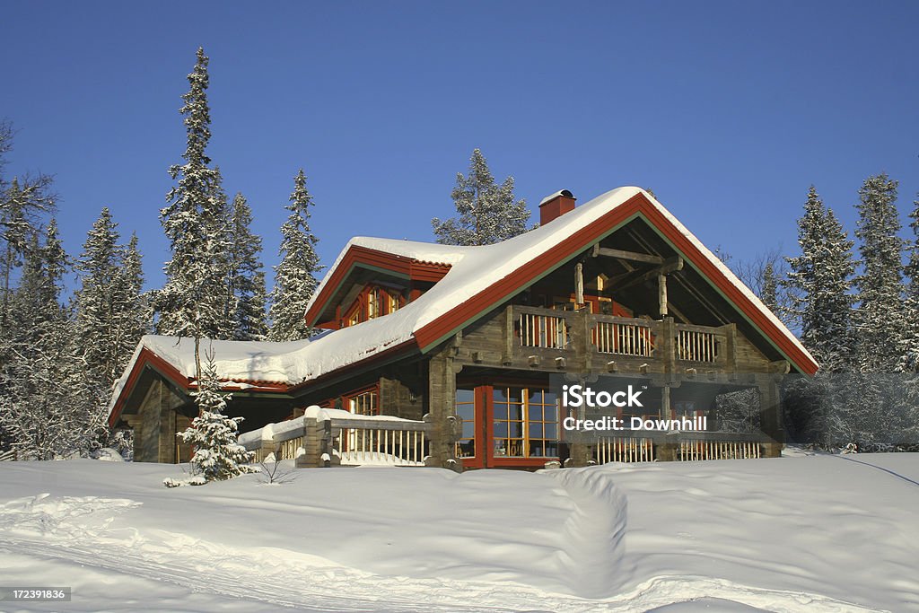 Chalet de Ski traditionnelle - Photo de Chalet de montagne libre de droits