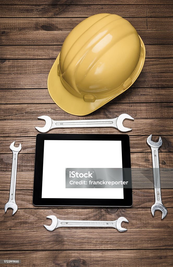 Elmetto da cantiere e chiave fissa con moderna digitale tablet - Foto stock royalty-free di Acciaio