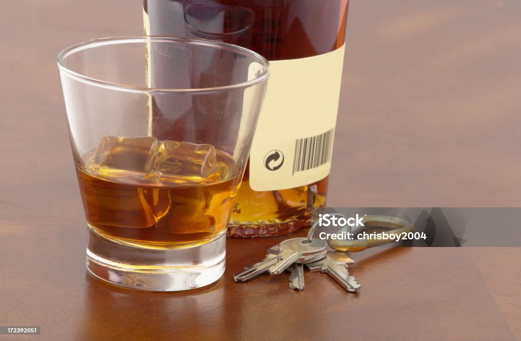 L'alcool boire un verre à côté de la bouteille et des touches - Photo de Alcool libre de droits