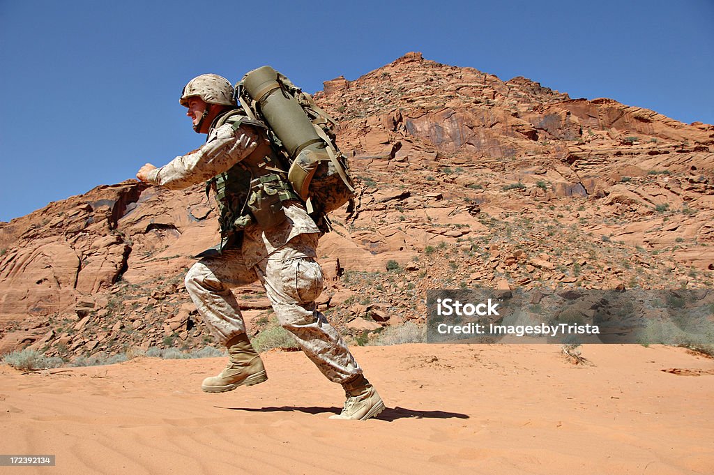 Soldado em ação - Foto de stock de Tropas royalty-free