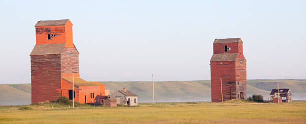 prairie-grain-aufzüge - regina fog morning saskatchewan stock-fotos und bilder