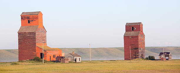 プレーリー穀物エレベーター - canada saskatchewan grain elevator prairie ストックフォトと画像