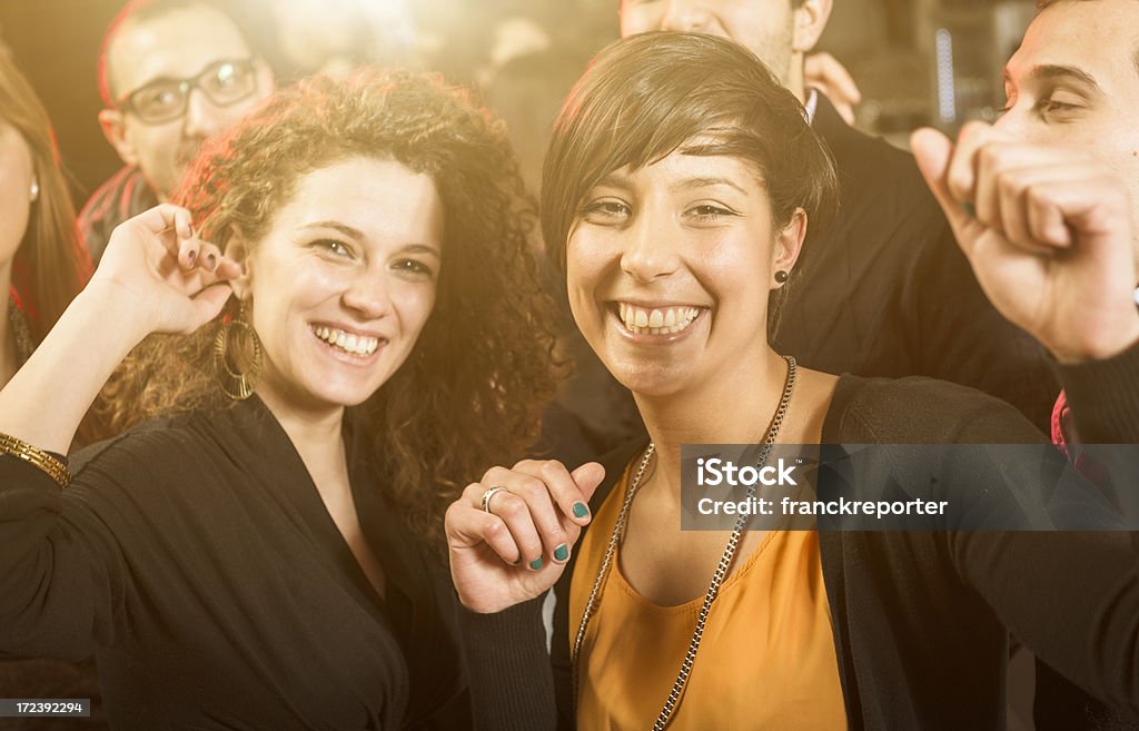 Amigos bailando en la discoteca-todos juntos - Foto de stock de 20 a 29 años libre de derechos