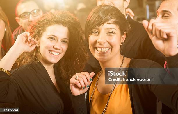 Amigos Bailando En La Discotecatodos Juntos Foto de stock y más banco de imágenes de 20 a 29 años - 20 a 29 años, A la moda, Actividad