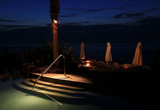 estância tropical ao lado da piscina - beach tropical climate palm tree deck chair imagens e fotografias de stock