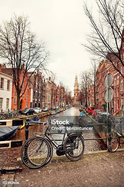 Foto de Típica Holandesa Bicicleta Em Uma Ponte Sobre O Canal Amsterdã e mais fotos de stock de Amsterdã