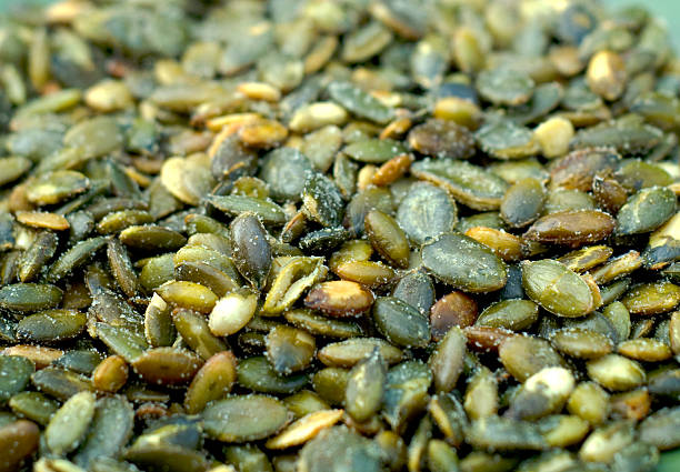 semillas de calabaza - alimento tostado fotos fotografías e imágenes de stock