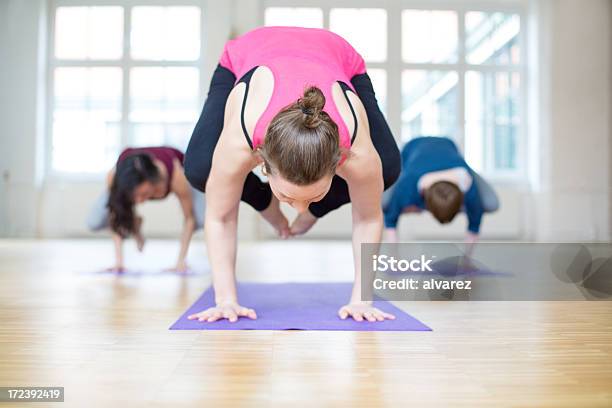 Posizione Del Corvo Gruppo Di Facendo Yoga - Fotografie stock e altre immagini di Centro benessere - Stabilimento termale - Centro benessere - Stabilimento termale, Gruppo di persone, Yoga