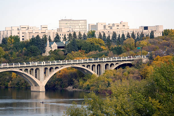 universidade bridge em saskatoon - south saskatchewan river imagens e fotografias de stock