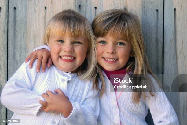 Linda Sisters Foto de stock y más banco de imágenes de Abrazar - Abrazar, Familia con dos hijos, Aire libre