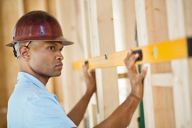 homme travailleur de la construction à l'esprit niveau de mesure - construction frame wood accuracy adult photos et images de collection