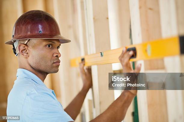 Masculino Trabalhador Da Construção Civil Com Nível De Medição - Fotografias de stock e mais imagens de 30-34 Anos