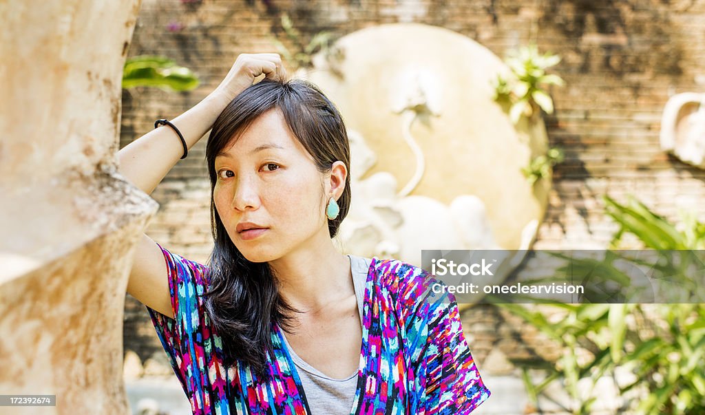정원 Portait 있는 아시아계 여자 - 로열티 프리 검정 머리 스톡 사진