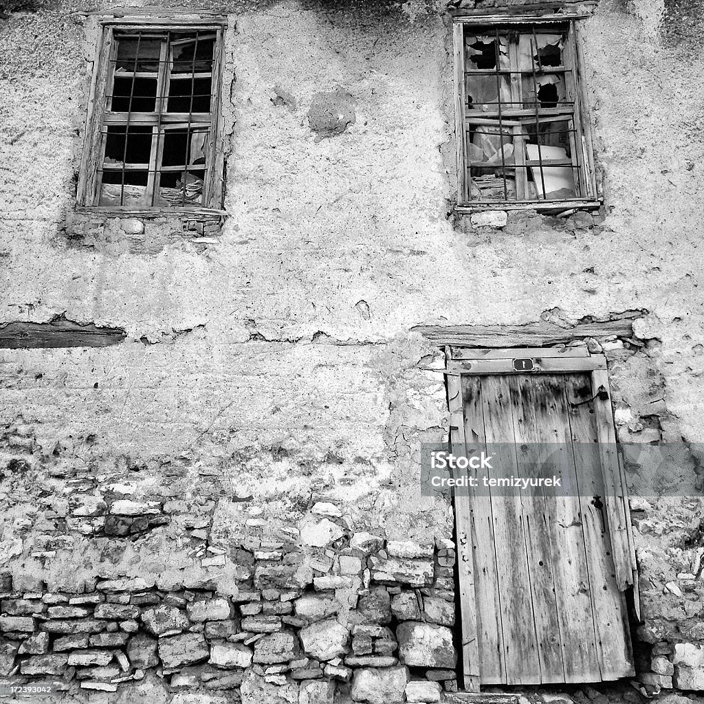 Antigua puerta de madera y ventana - Foto de stock de Abandonado libre de derechos