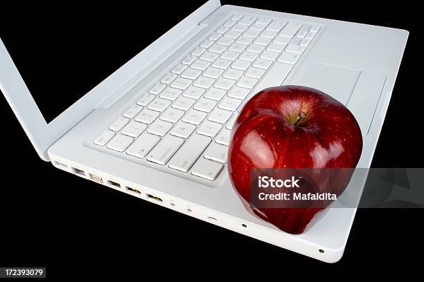 Weiße Laptop Und Apple Stockfoto und mehr Bilder von Apfel - Apfel, Apfelsorte Red Delicious, Computer