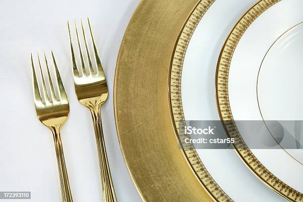 Foto de Elegantes De Branco E Dourado Configuração 2 e mais fotos de stock de Ambiente - All Vocabulary - Ambiente - All Vocabulary, Artigo de decoração, Botar a Mesa