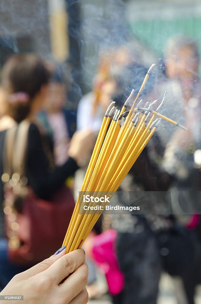 Worshiper con l'incenso stick-Hong Kong - Foto stock royalty-free di Asia