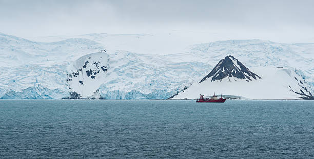 navio na baía admiralty, península antártica - admiralty bay sky landscape wintry landscape imagens e fotografias de stock