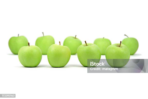 Äpfel In Reihen Stockfoto und mehr Bilder von Apfel - Apfel, Fotografie, Freisteller – Neutraler Hintergrund