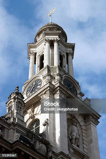 Iglesia Aguja En Londres Foto de stock y más banco de imágenes de Aguja - Chapitel - Aguja - Chapitel, Aire libre, Alto - Descripción física