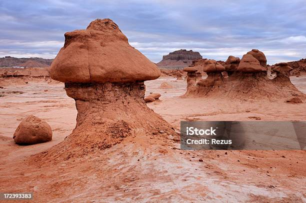 Crepúsculo Paisaje De Goblin Valley State Park Utah Eeuu Foto de stock y más banco de imágenes de Aire libre