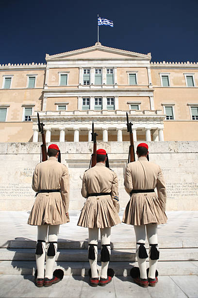 três soldados na grécia - changing the guard - fotografias e filmes do acervo