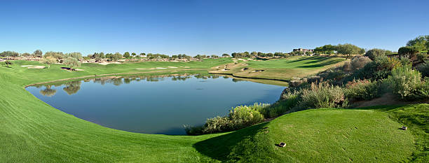 ゴルフコースのパノラマに広がる風景 - arizona scottsdale golf lake ストックフォトと画像