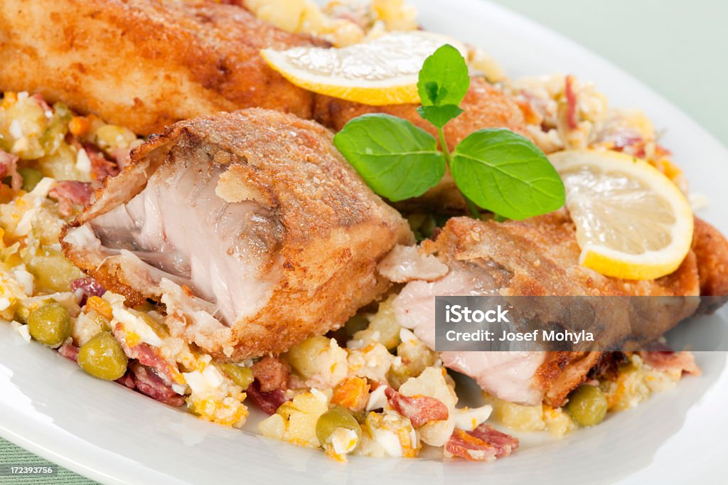 Almuerzo con carpa frito y ensalada potatoe - Foto de stock de Carpa libre de derechos