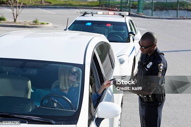 Mujer Alto Policial Foto de stock y más banco de imágenes de Cuerpo de policía - Cuerpo de policía, Alto policial, Tráfico