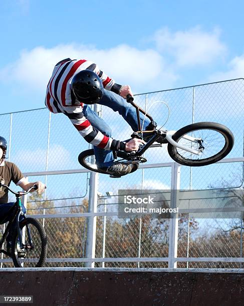 Bmx Ciclistas - Fotografias de stock e mais imagens de Adolescente - Adolescente, Adulto, Ao Ar Livre