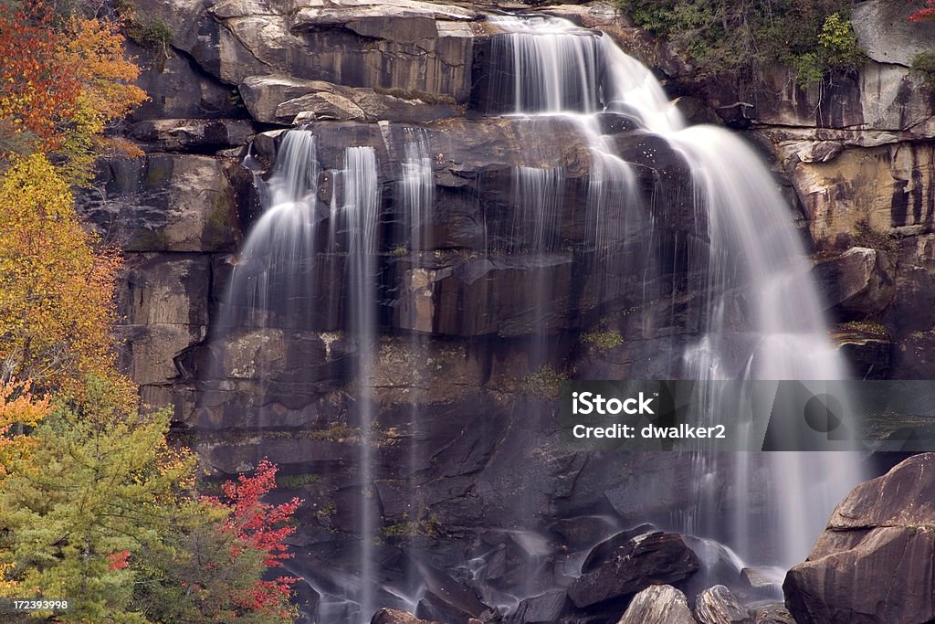 Водопад и осенью цвет - Стоковые фото Северная Каролина - штат США роялти-фри