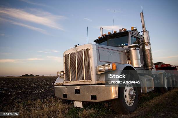 Semi Camión Al Atardecer Foto de stock y más banco de imágenes de Anochecer - Anochecer, Camión articulado, Camión de transporte de leche